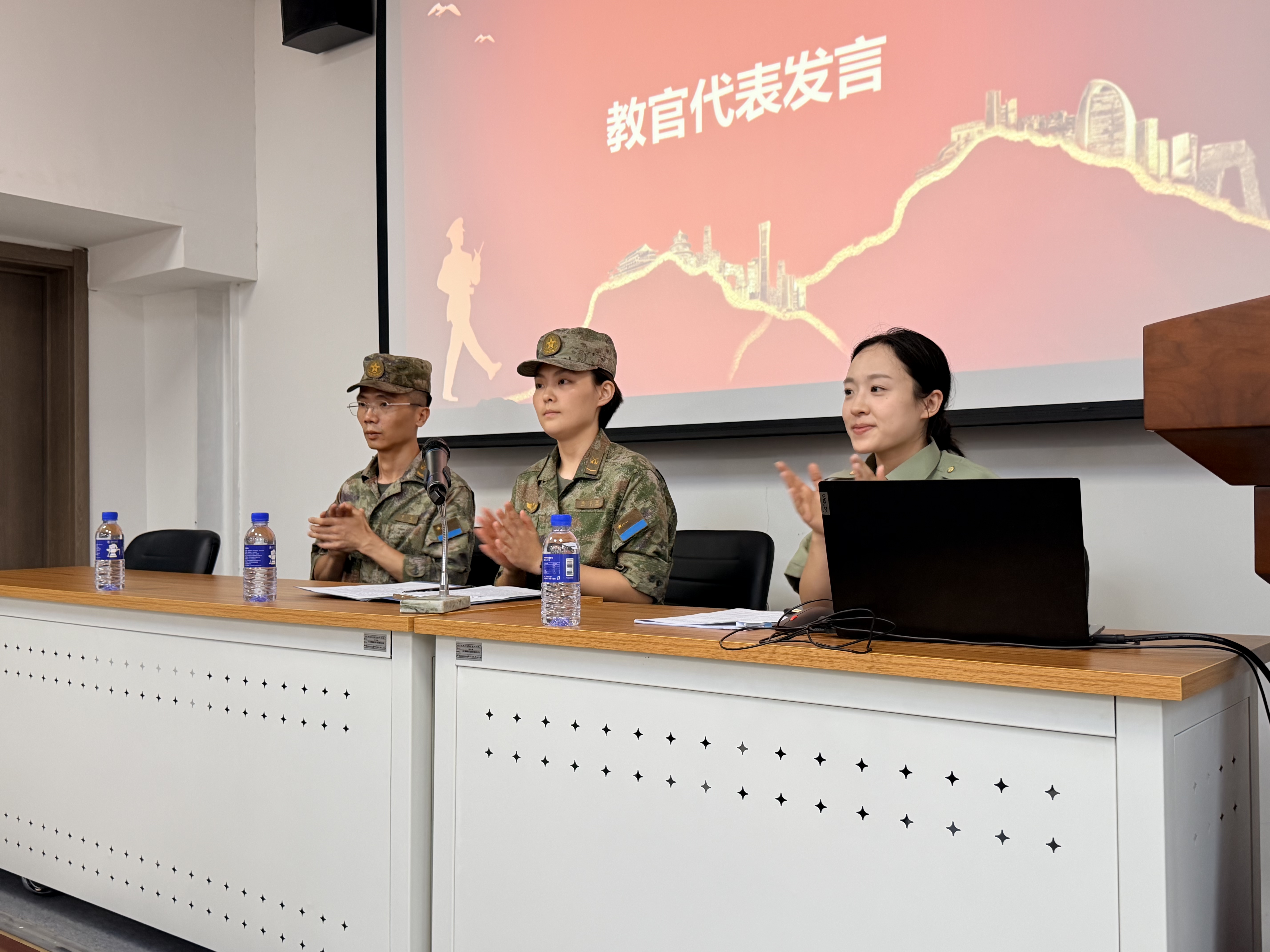 军训教官与新生见面.jpg